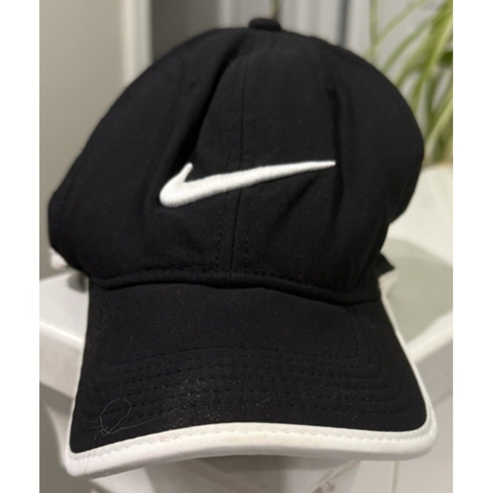 Nike Dri-Fit Black Hat Cap Lightweight Run Golf Vented Strapback Logo Swoosh